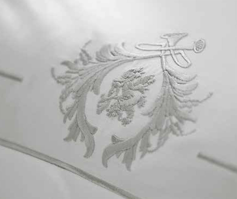 探花在线播放銀色被套細節